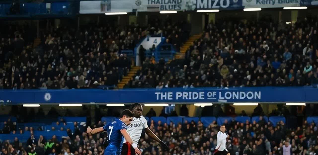 利物浦后卫亚诺普犀利抢断,带球发起反击 利物浦后卫亚诺普犀利抢断,带球发起反击