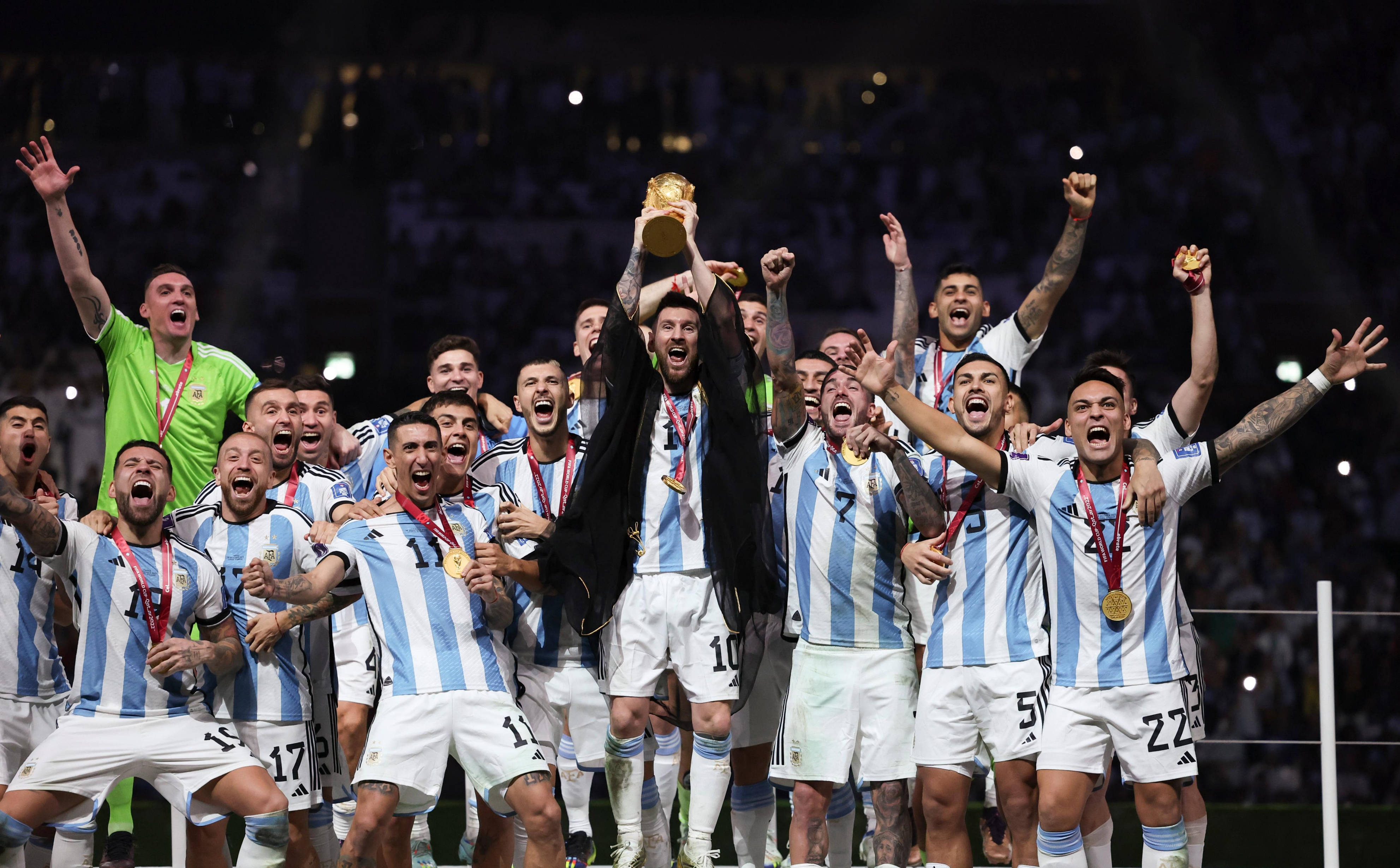 关于阿根廷足球巨星遭质疑：梅西背负重任的信息