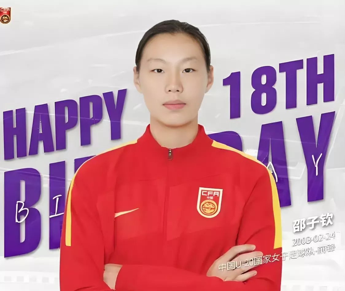 女足运动员在比赛中展现出色实力 女足运动员在比赛中展现出色实力