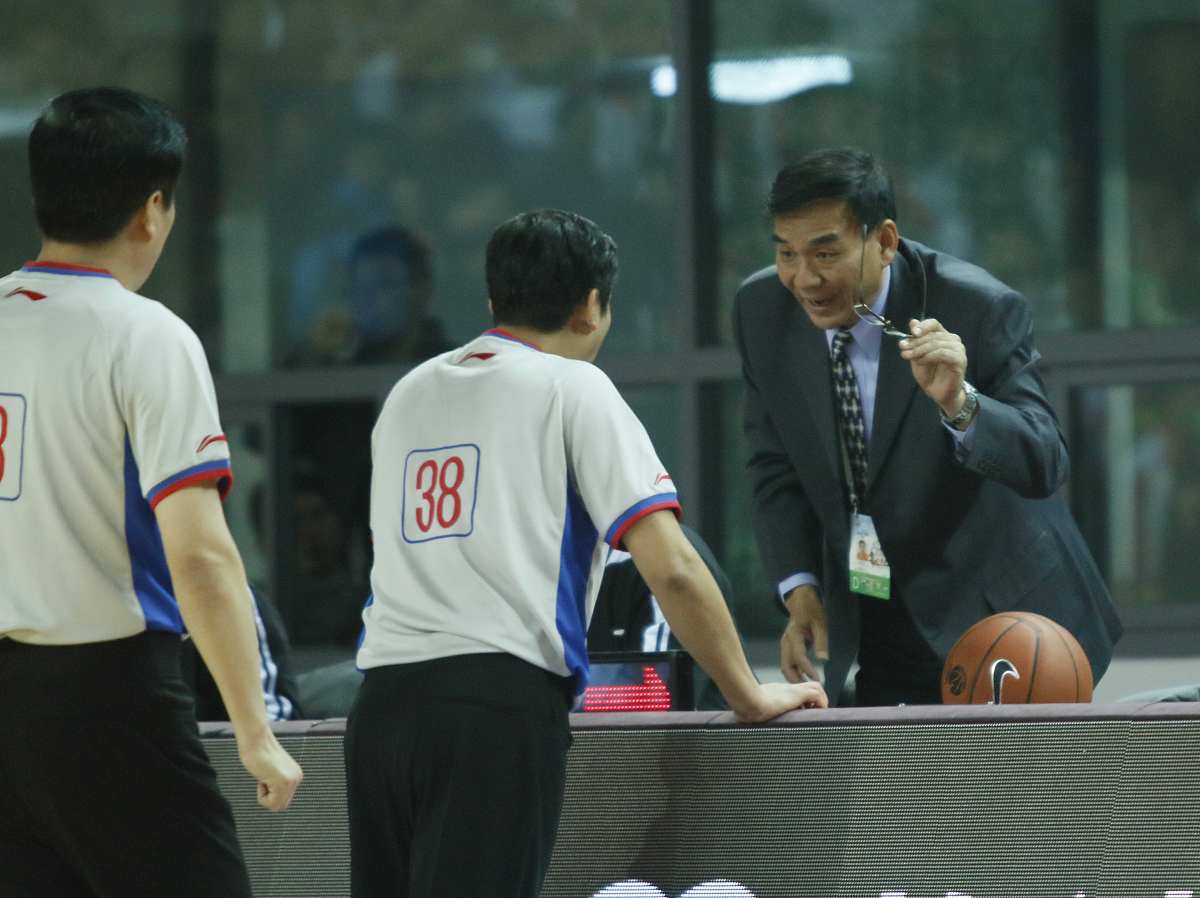 竞技场内展现体育精神，观众沸腾不已