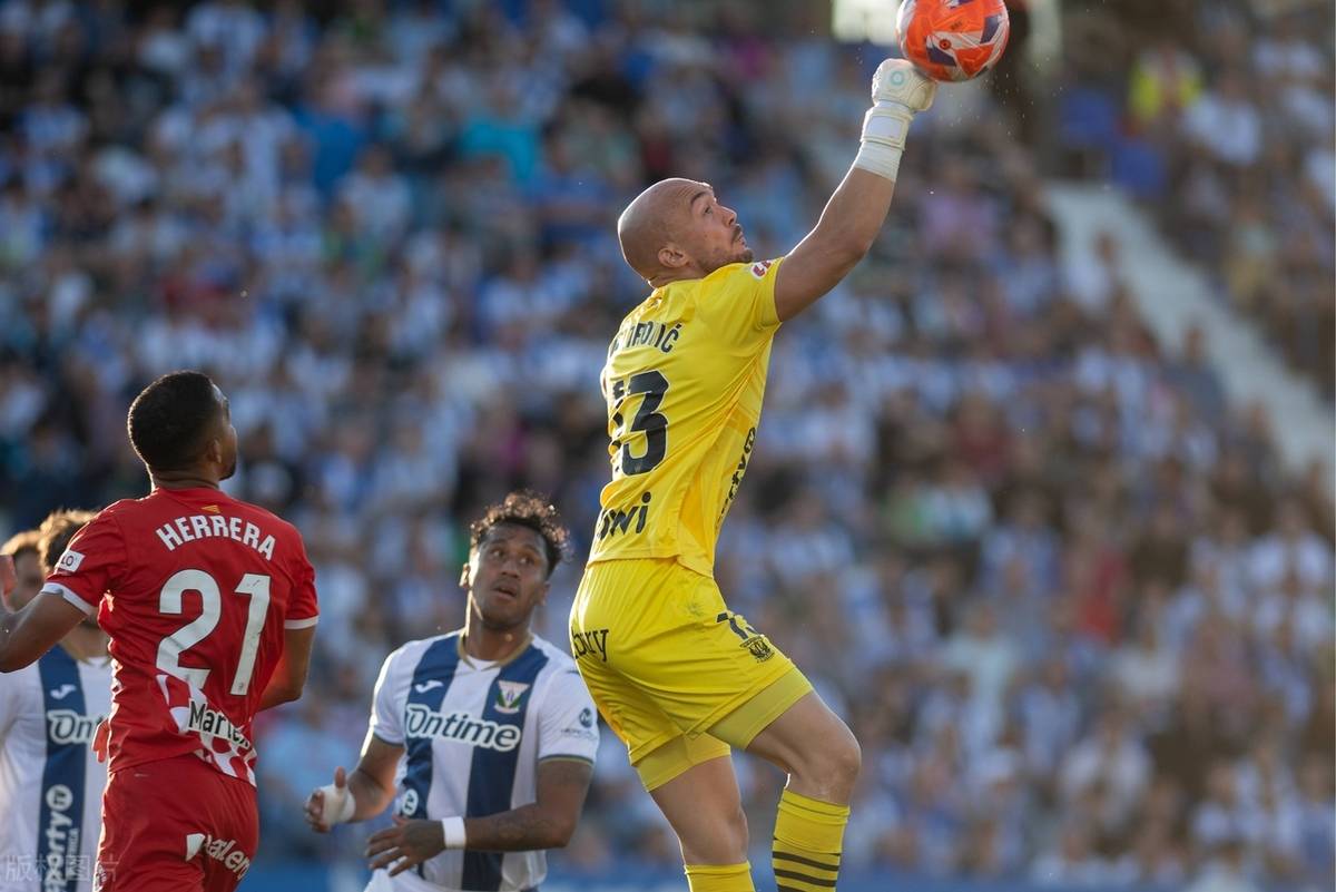 包含马洛卡客场击败赫罗纳，继续保持不败状态的词条