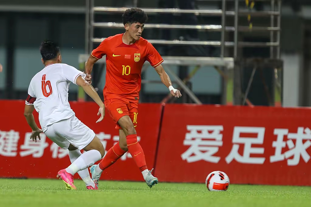 国际足球比赛中中国队取得关键胜利
