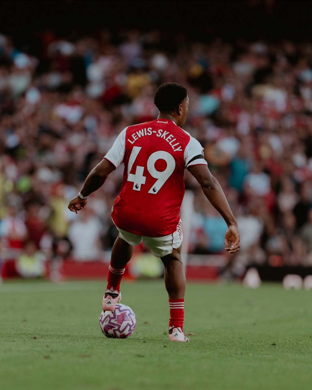 阿森纳青训球员获得首发机会，展现潜力值得期待的简单介绍