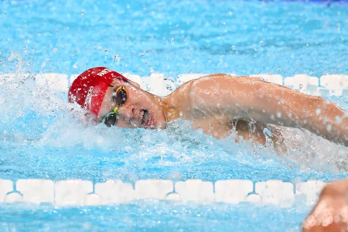 九游体育官网入口-包含游泳比赛中，男选手实力超群，勇夺桂冠的词条